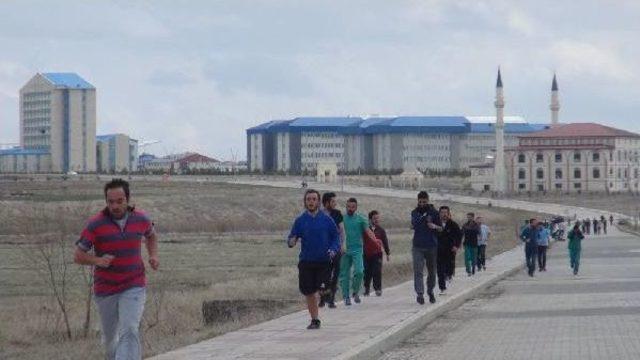 Kars’Ta Geleneksel Süt Koşusunda Sonuncu Gelene Süt Ödülü