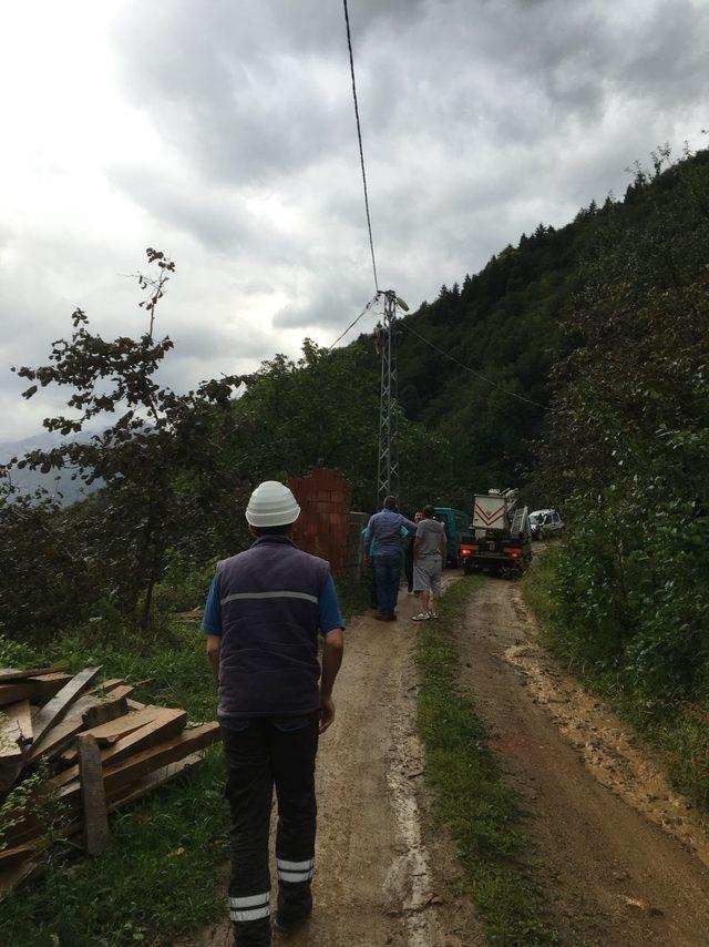 Emekli imam, elektrik direğinde akıma kapılıp öldü