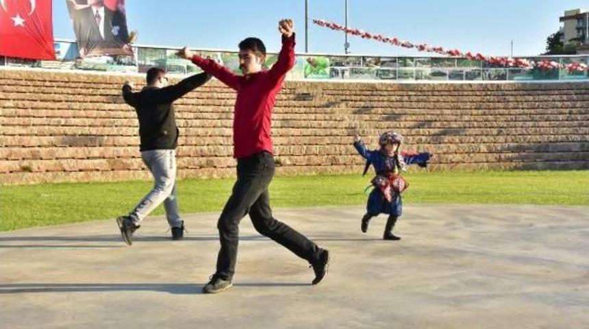 Zeybek Oynayarak &Uuml;nl&uuml; Oldu