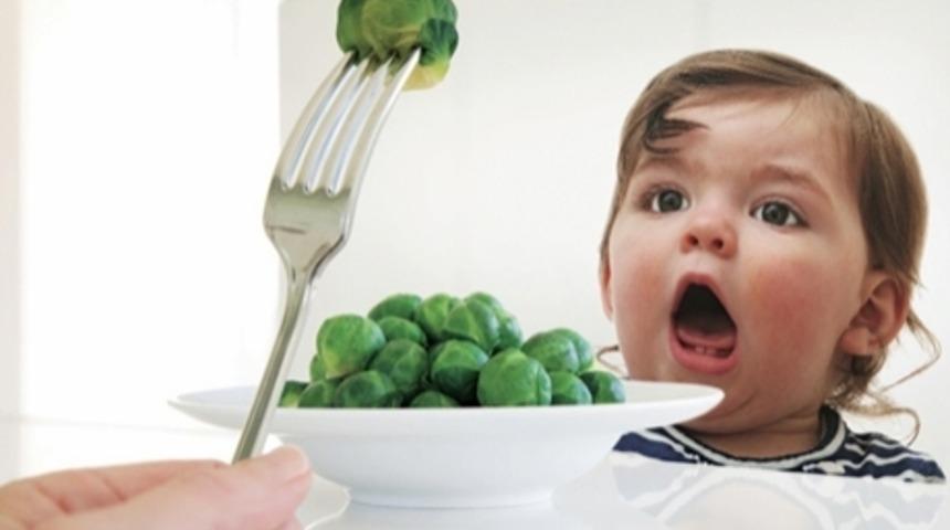 Yemeyen &ccedil;ocuğa yemek yedirme yolları