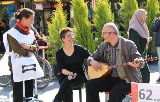 Kadın Mimar Işine Dönmek Için 62 Gündür Oturma Eyleminde