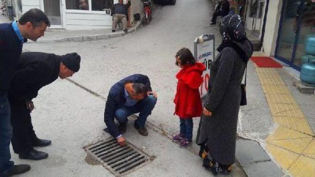 Esnaf, Mazgala Düşen Düğme Için Seferber Oldu