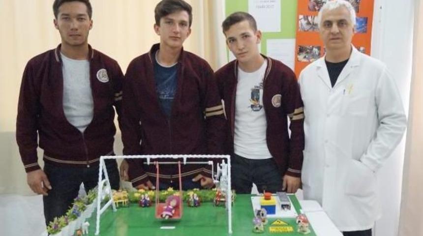 Liselilerden Dedeler Ve Nineler I&ccedil;in Elektronik Salıncak Projesi