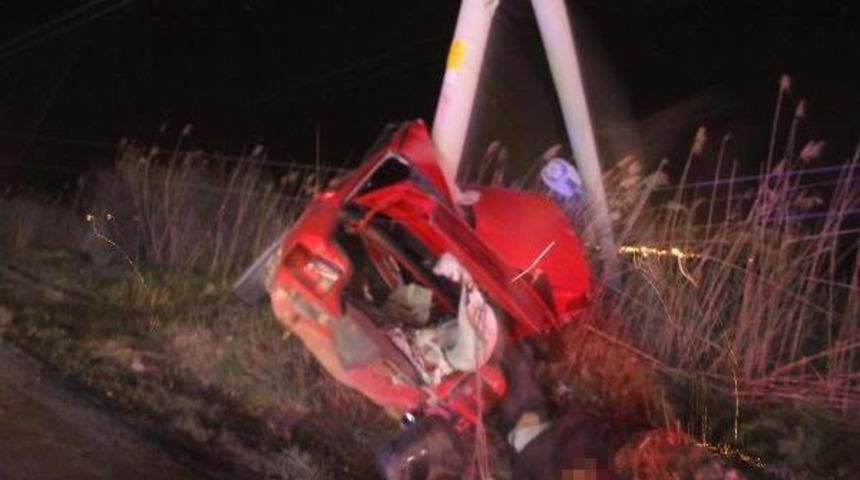 Elektrik Direğine &Ccedil;arpan Otomobilin S&uuml;r&uuml;c&uuml;s&uuml; &Ouml;ld&uuml;