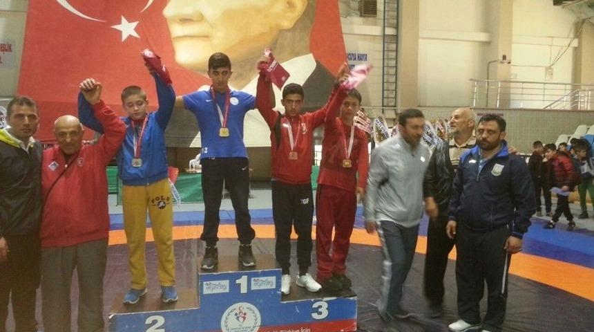 Şanlıurfalı K&uuml;&ccedil;&uuml;k G&uuml;reş&ccedil;ilerden B&uuml;y&uuml;k Başarı