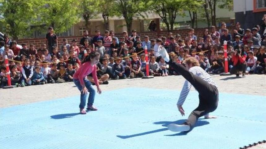20 &Uuml;lkeden Gelen Sanat&ccedil;ılar, Batman'da Sirk G&ouml;sterisi Yaptı