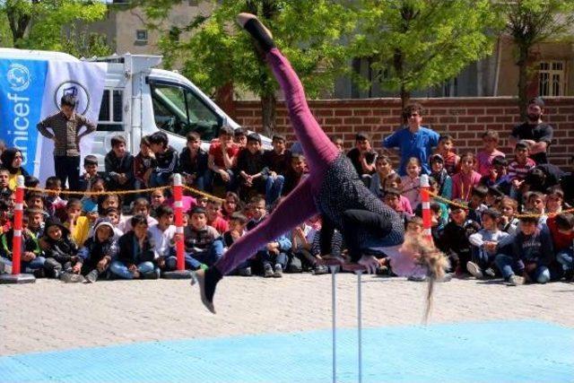 20 Ülkeden Gelen Sanatçılar, Batman'da Sirk Gösterisi Yaptı