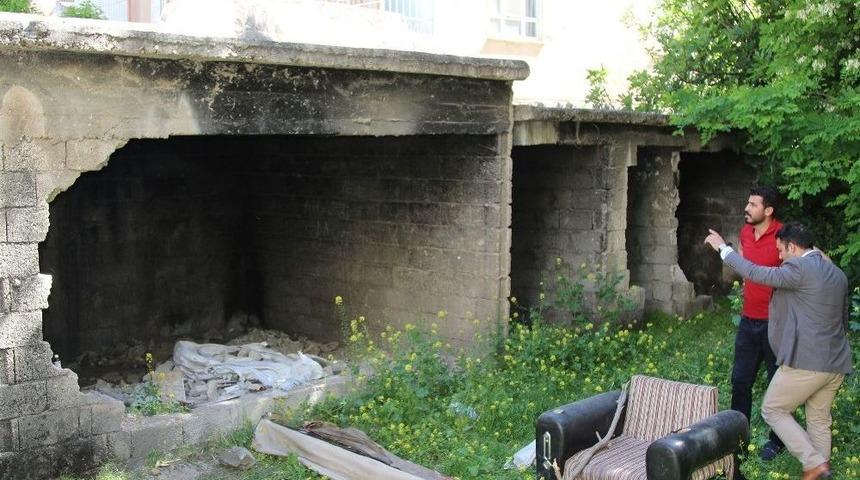 Haliliye Belediyesi Bağımlıların Mesken Tutuğu Yapılara Ge&ccedil;it Vermiyor