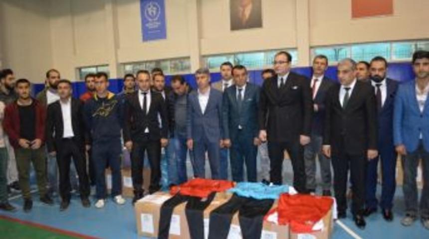 Şırnak&rsquo;ta Amat&ouml;r Spor Kul&uuml;plerine Malzeme Dağıtıldı