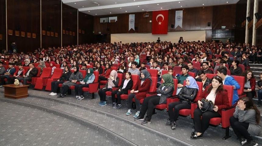 Er&uuml; &Ouml;ğretim &Uuml;yesi Prof. Dr. Halıcı Lise &Ouml;ğrencilerine Antarktika İzlenimlerini Anlattı