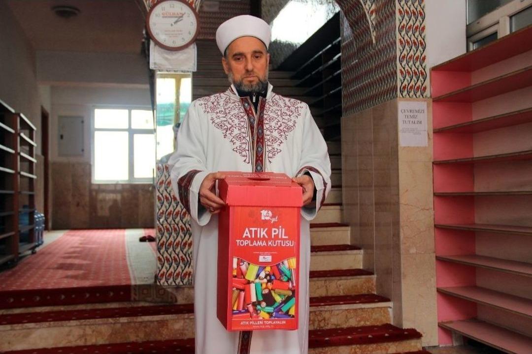 &Ccedil;evreci İmam Cemaatine &Ccedil;evre Temizliğini Aşılıyor