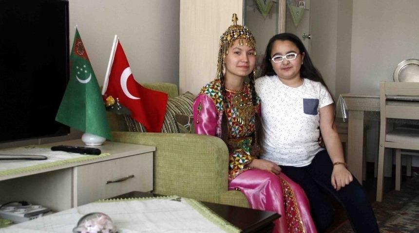 23 Nisan&rsquo;da T&uuml;rkmenistanlı &Ccedil;ocukları Evlatlarından Ayırmadılar