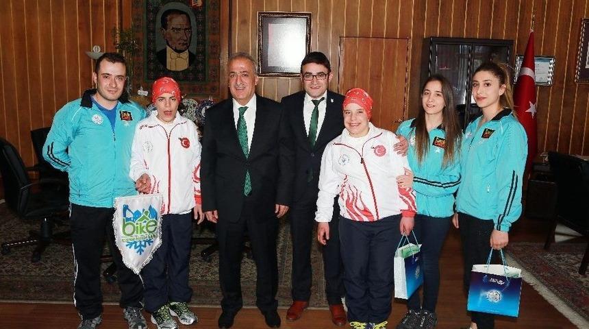 &Ouml;zel Sporculardan Rekt&ouml;r &Ccedil;omaklı&rsquo;ya Ziyaret