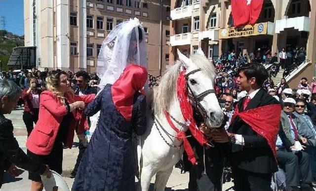 'turizm Haftası' Etkinliğinde Lise Öğrencilerine Gelinlik Ve Damatlık Giydirildi