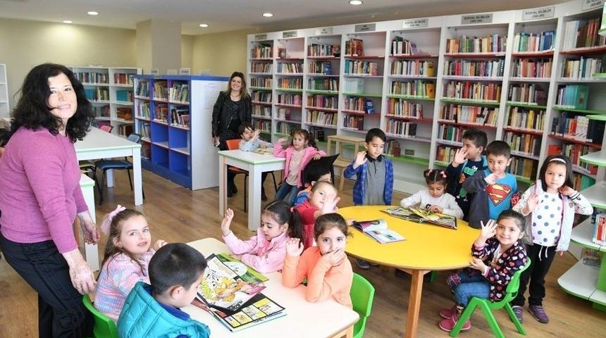 Anasınıfı &Ouml;ğrencileri, Koshim K&uuml;t&uuml;phanesi&rsquo;nde