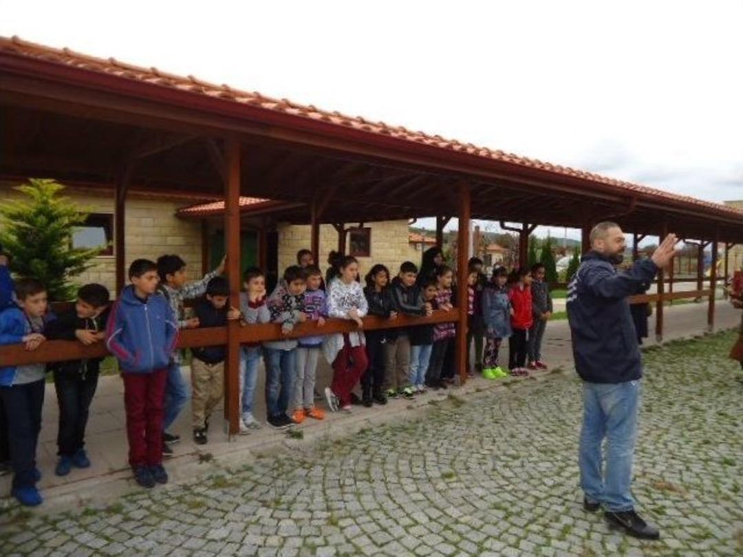 &Ccedil;ocuklara Hayvan Sevgisi Aşılandı