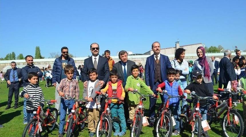 Yalova&rsquo;da &Ouml;ğrencilere Bisiklet Dağıtıldı