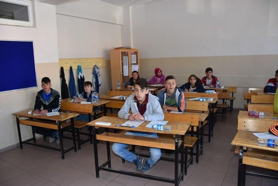 Dursunbey Belediyesi&rsquo;nden &Ouml;ğrencilere Sınav Seti