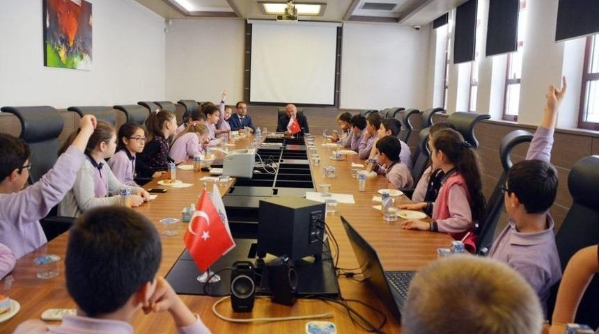 Başkan Eşkinat Cumhuriyet &Ccedil;ocuklarını Ağırladı