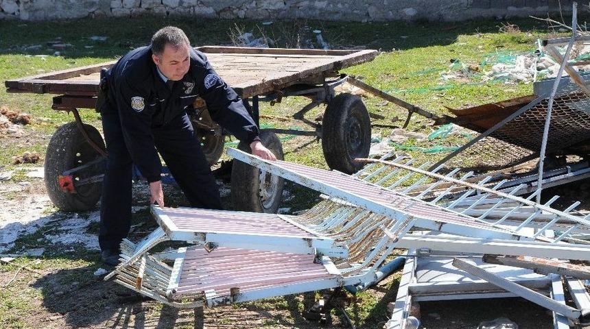 Talan Edilen Okul Malzemeleri &Ccedil;evresindeki Evlerin Bah&ccedil;elerinden &Ccedil;ıkıyor