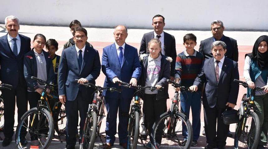 Şehzadeler &rsquo;de Sporculara Bisiklet Desteği