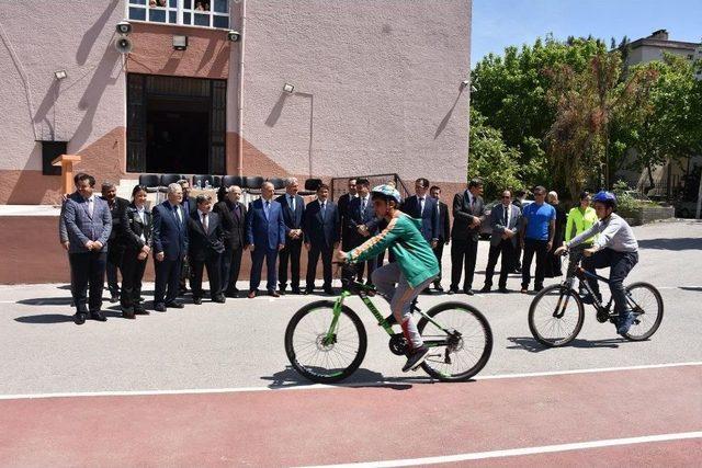 Şehzadeler ’de Sporculara Bisiklet Desteği