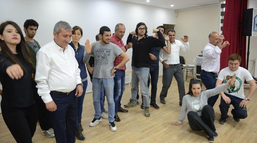 Tiyatro At&ouml;lyesi Eruh&rsquo;a Taşındı