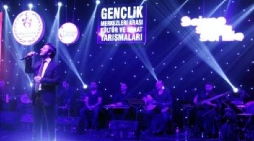 Gen&ccedil;ler Buttim&rsquo;de Sahne Alıyor