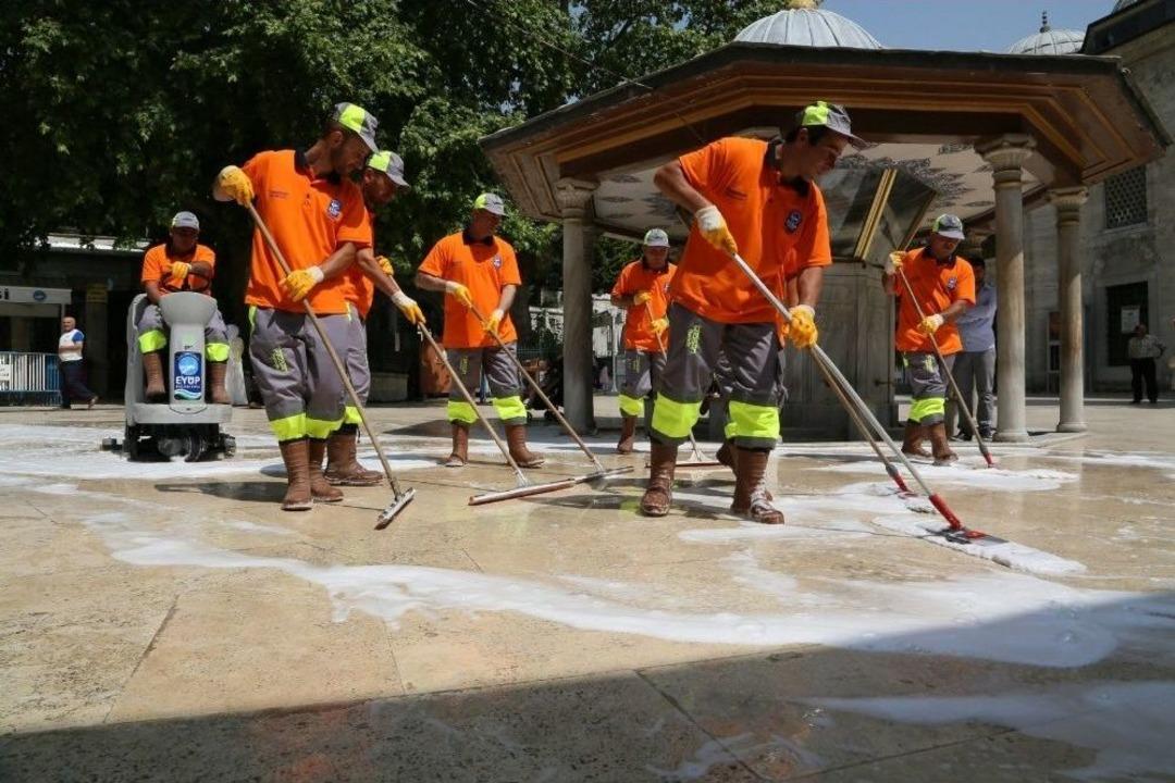 Ey&uuml;p Sultan Meydanı Her G&uuml;n Yıkanıyor