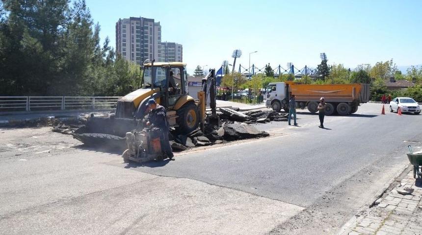 Belediye Bozuk Yollarda Asfalt &Ccedil;alışmasını S&uuml;rd&uuml;r&uuml;yor