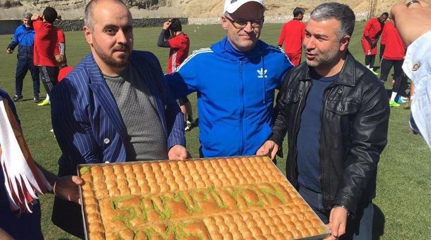 Evkur Yeni Malatyaspor&rsquo;a Şampiyonluk Tatlısı