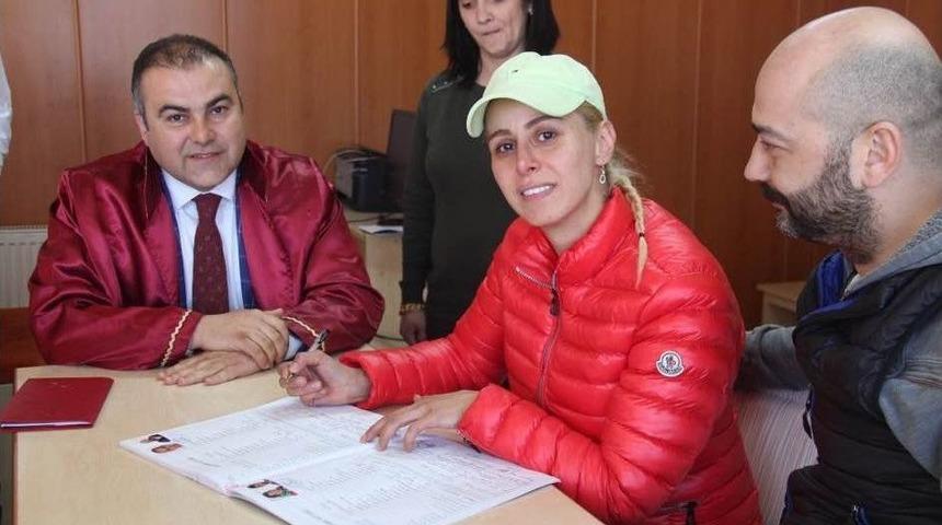 &Uuml;nl&uuml; Sanat&ccedil;ı Giresun&rsquo;da Yıldırım Nikahı İle Evlendi