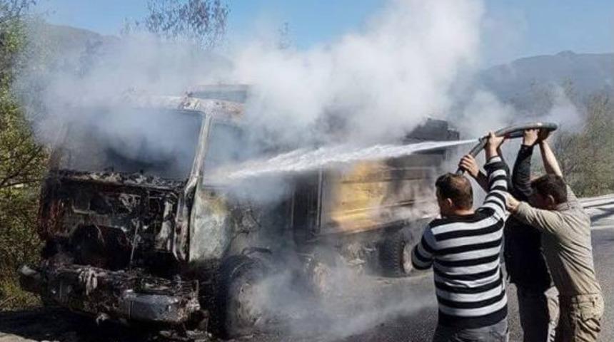 &Ccedil;atalzeytin&rsquo;de Seyir Halindeki Kamyon Yandı