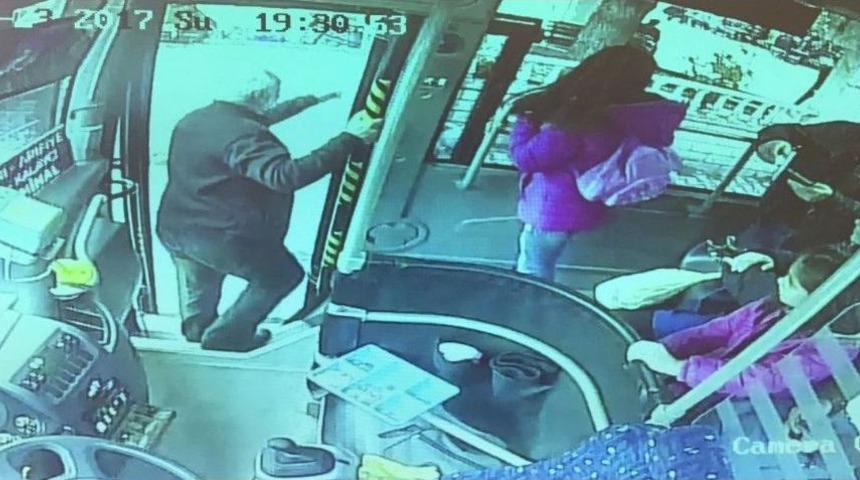 Yol &Uuml;cretini Vermek İstemeyen Gen&ccedil;ler Otob&uuml;s Şof&ouml;r&uuml;n&uuml; Bı&ccedil;akladı