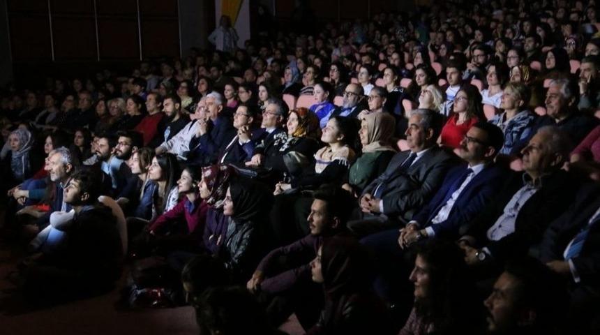 "lafını Esirgemeyenler" Tiyatro Oyununa B&uuml;y&uuml;k İlgi