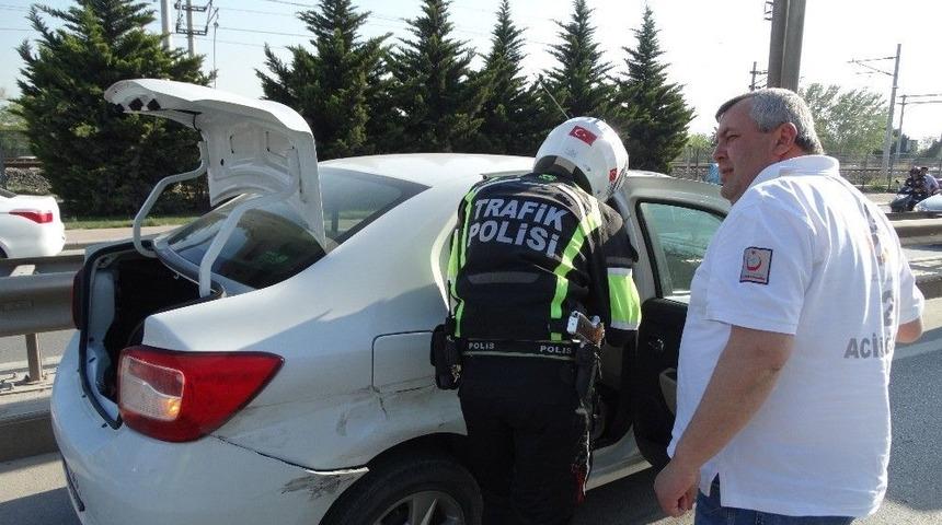 Bariyerlere Çarpan Otomobilin Sürücüsü Yaralandı