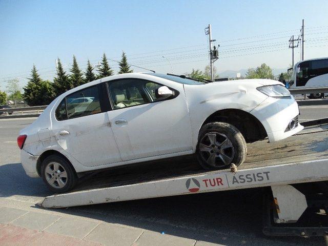 Bariyerlere Çarpan Otomobilin Sürücüsü Yaralandı