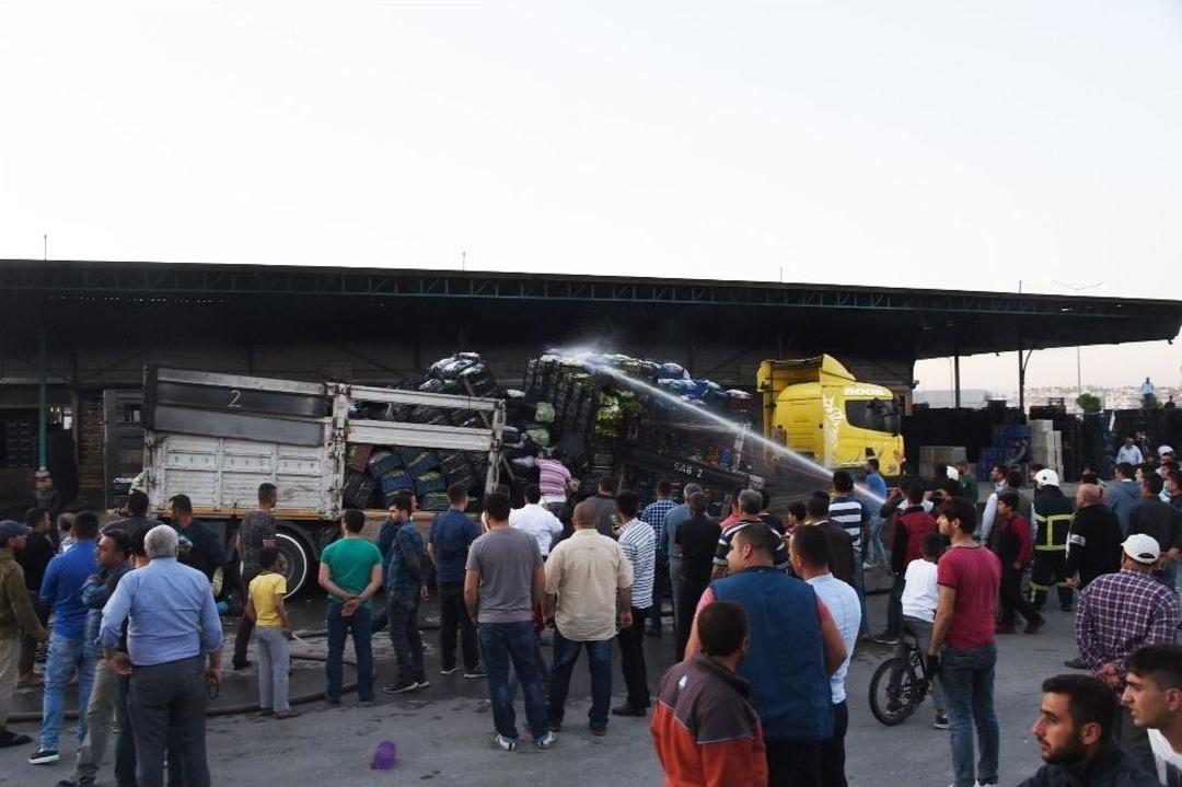 Halde Yanan Sebze Y&uuml;kl&uuml; 2 Ara&ccedil; Kullanılmaz Hale Geldi