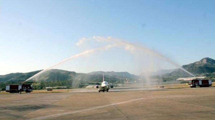 Rusya&rsquo;Dan Gelen Ilk Charter U&ccedil;ak Su Takı Ile Karşılandı