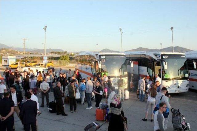 Rusya’Dan Gelen Ilk Charter Uçak Su Takı Ile Karşılandı