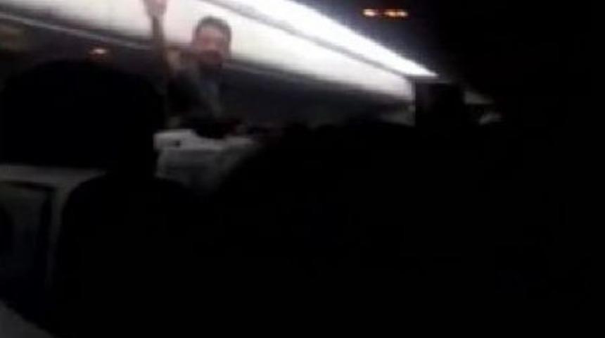 U&ccedil;aktaki Kavga Ettiği Kişiye 'in Ulan Aşağıya' Diye Bağırdı