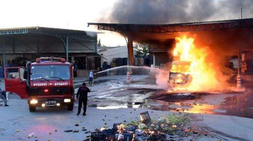 Sebze Y&uuml;kl&uuml; Kamyon Cayır Cayır Yandı
