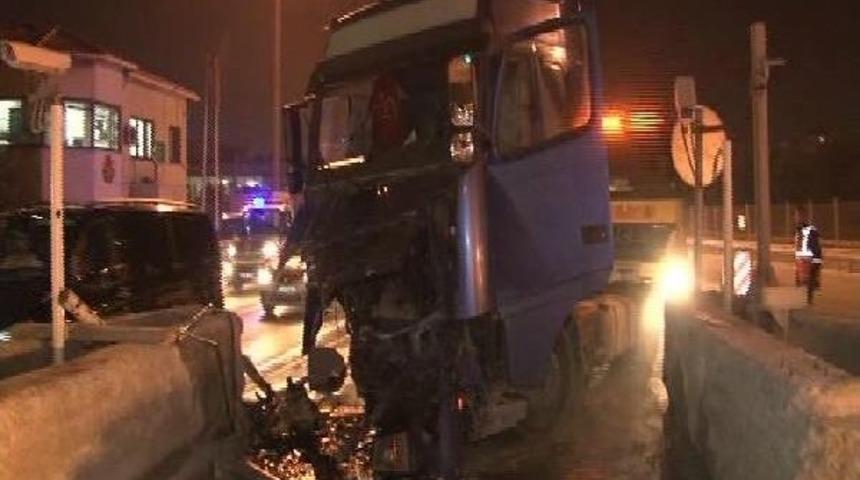 Tır Gişelere &Ccedil;arptı; 1 Yaralı