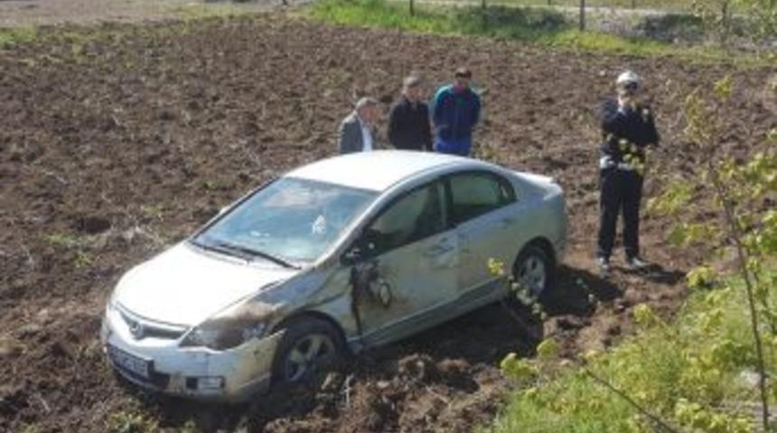 Otomobil Tarlaya U&ccedil;tu: 1 Yaralı