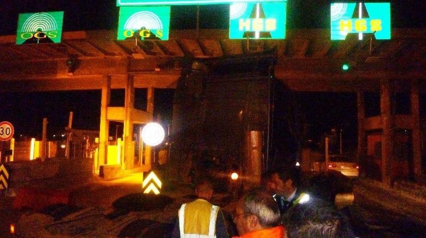 Samandıra’da Otoyol Gişelerine Tır Çarptı: 1 Yaralı