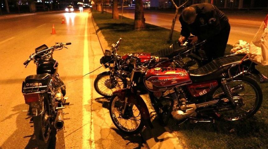 &Ccedil;alıntı Motosikletle 2 Motosiklet &Ccedil;alan Hırsızlar Polisi G&ouml;r&uuml;nce Motosikletleri Bırakıp Ka&ccedil;tı