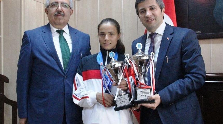 (&ouml;zel Haber) Bir Yıl &Ouml;nce Başladığı Kick Boksta İki Ayrı Kategoride D&uuml;nya Şampiyonu Oldu