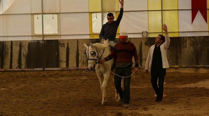 Uşak Belediyesinden &Uuml;cretiz At İle Terapi Hizmeti