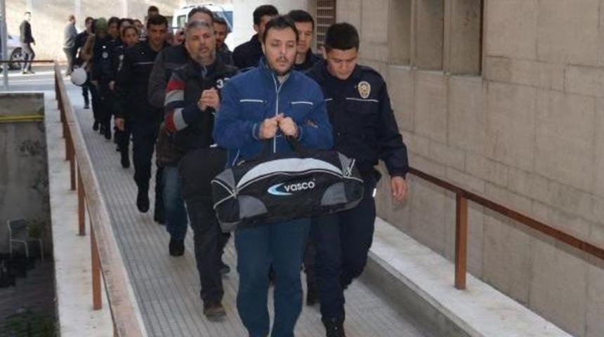 Bursa'da Fet&ouml; Operasyonunda G&ouml;zaltına Alınan 5'i Eski Polis 14 Kişi Adliyede