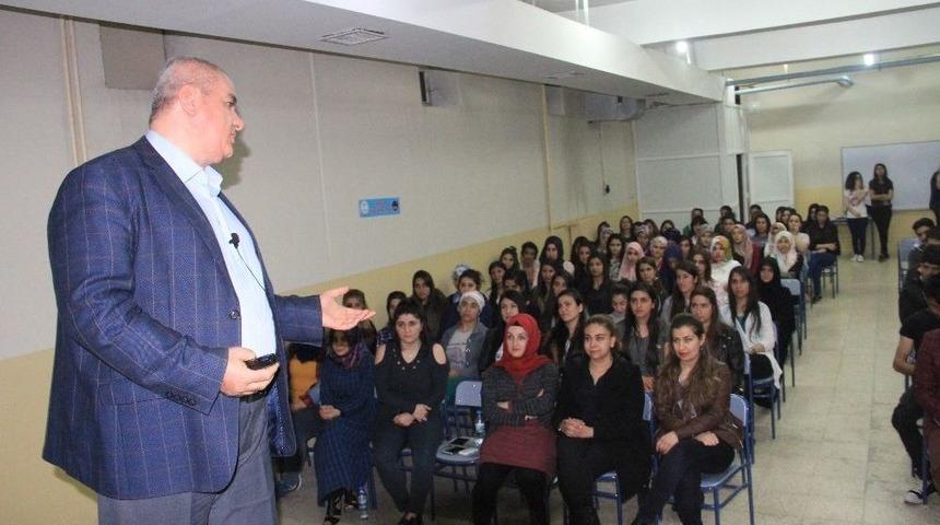 D&uuml;ş&uuml;nce Ko&ccedil;u Arıkan, Hakkarili Gen&ccedil;lerle Buluştu